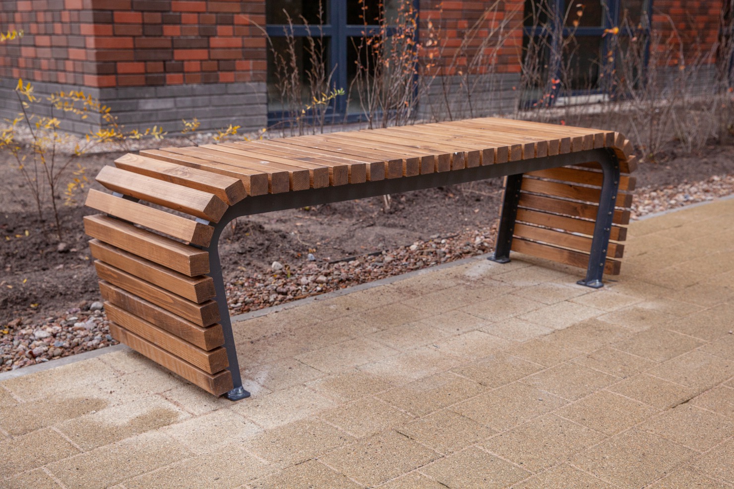 Современная скамья для общественных пространств от бренда LANDSMARK
